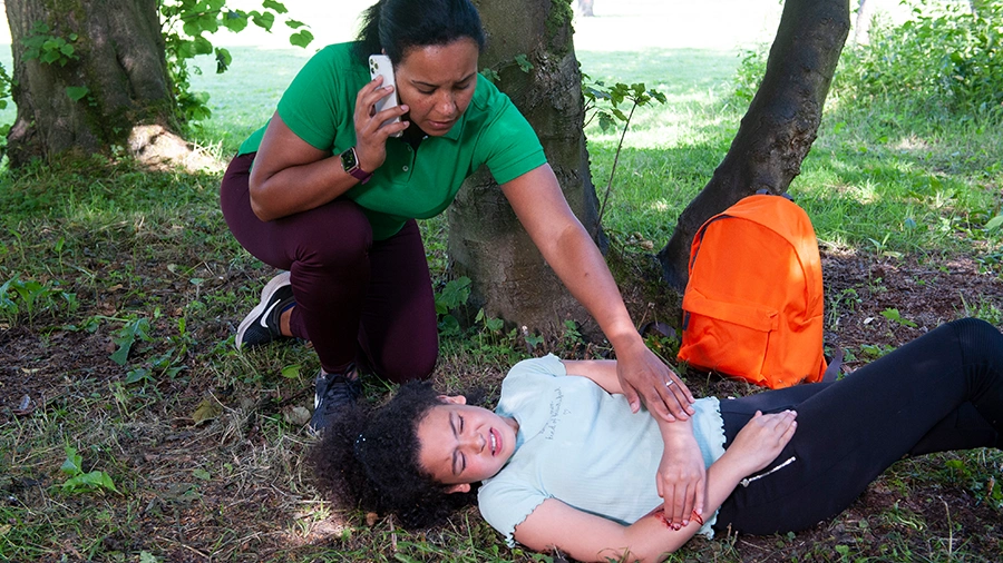 Paediatric first aider calling 999